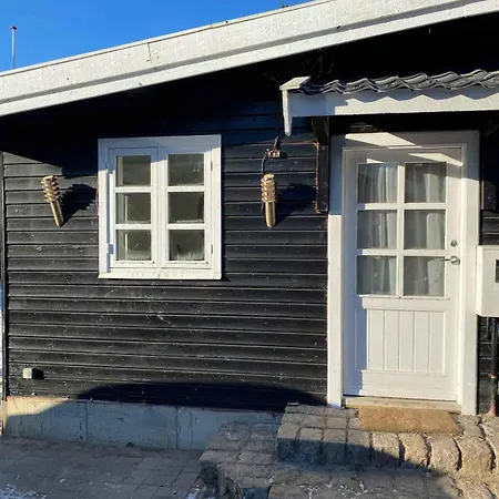 Cosy Beachfront For Families Feriehus