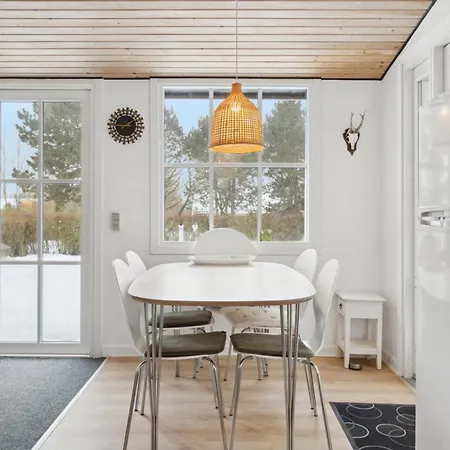 Cosy Beachfront For Families Feriehus