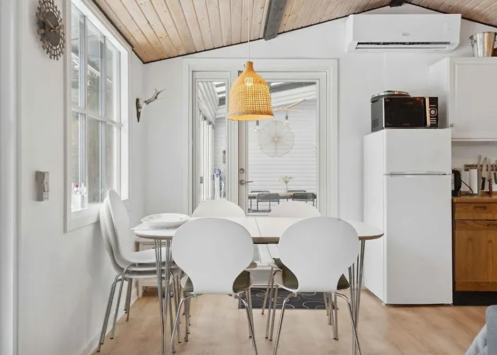 Cosy Beachfront For Families 펜션 낙스코우